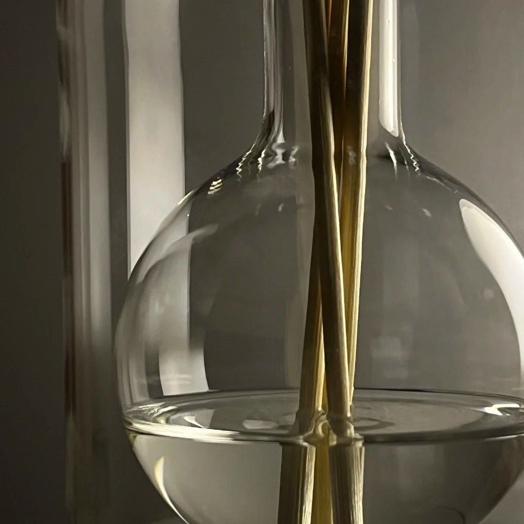 Crystal glass aromatherapy diffuser with natural reed sticks, Premium crystal glass aromatherapy diffuser bottles for home, Elegant crystal glass aromatherapy diffuser with essential oils